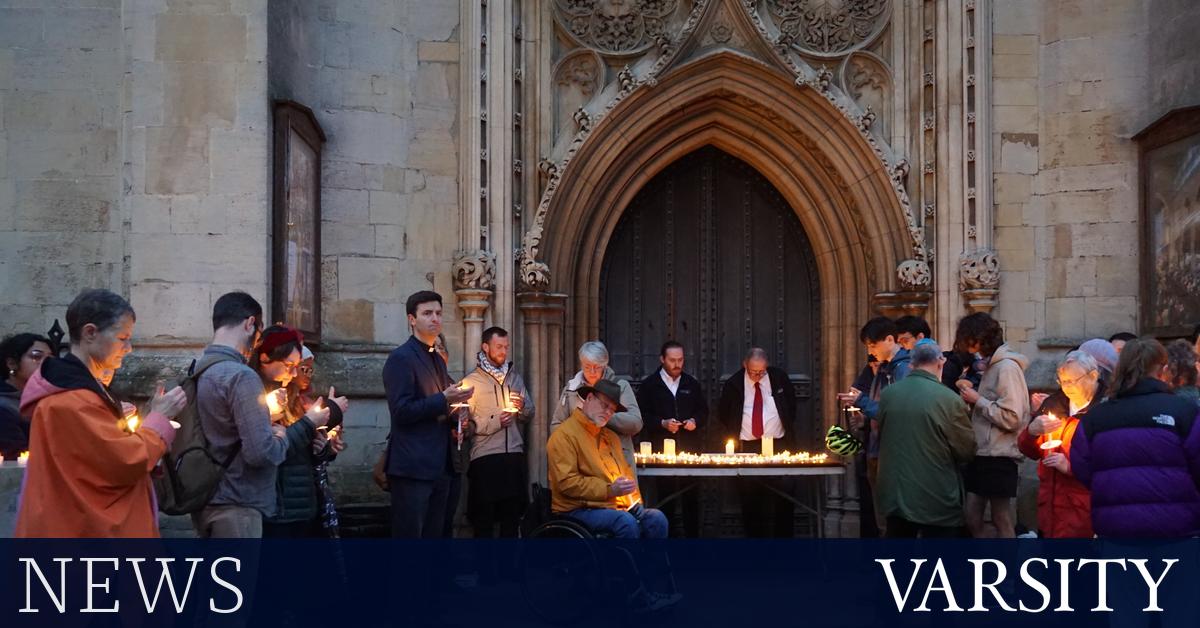 亲巴勒斯坦学生在和平守夜活动中进行反抗议