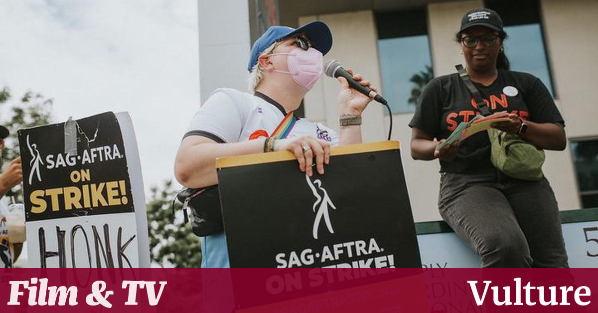 “这个行业是靠劳动力支撑的”：SAG-AFTRA 罢工纠察线