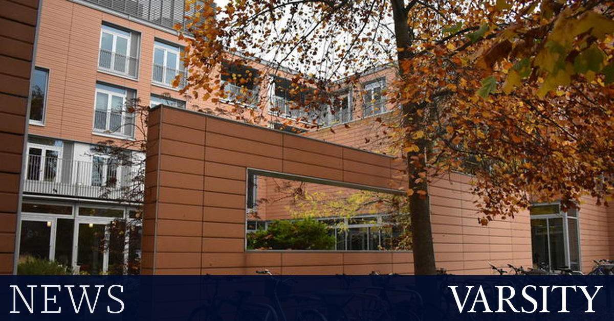 英国学生对考试笔记纸禁令感到愤怒