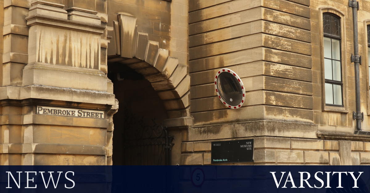 学生抗议改革顾问杰克·安德顿的演讲