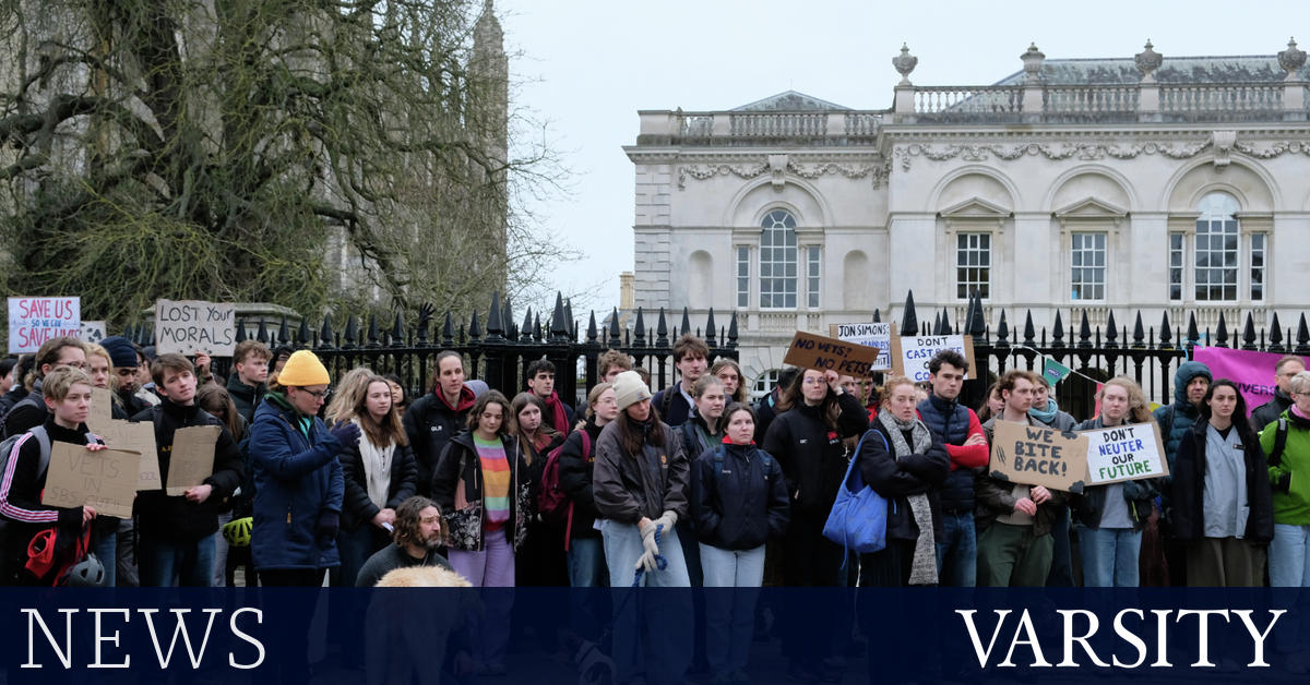 支持者抗议兽医学校可能关闭