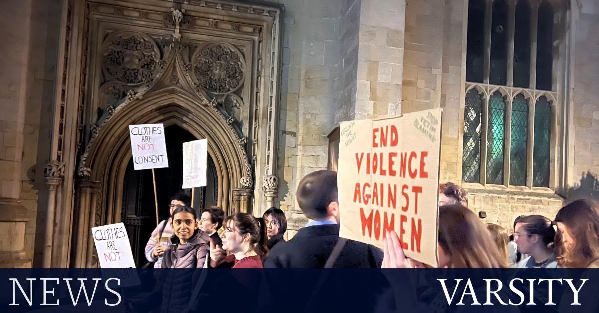 苏举办一年一度的“夺回之夜”游行