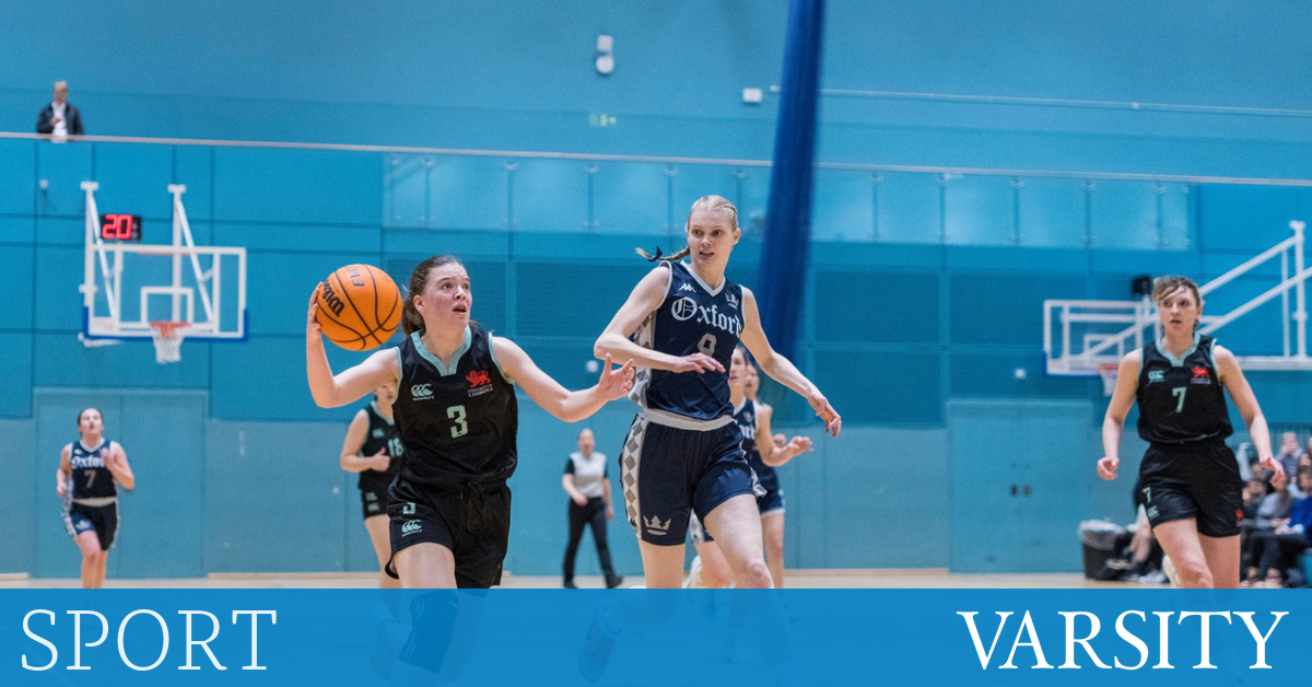 女子蓝军在校篮球比赛中屈服于残酷的牛津队