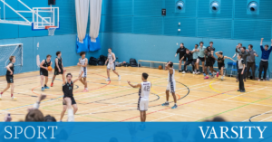 男子蓝军奋起反击，取得校队的非凡胜利，令人欣喜若狂