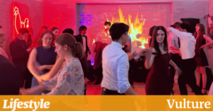 在大厅中寻找（拉丁）家