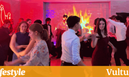 在大厅中寻找（拉丁）家