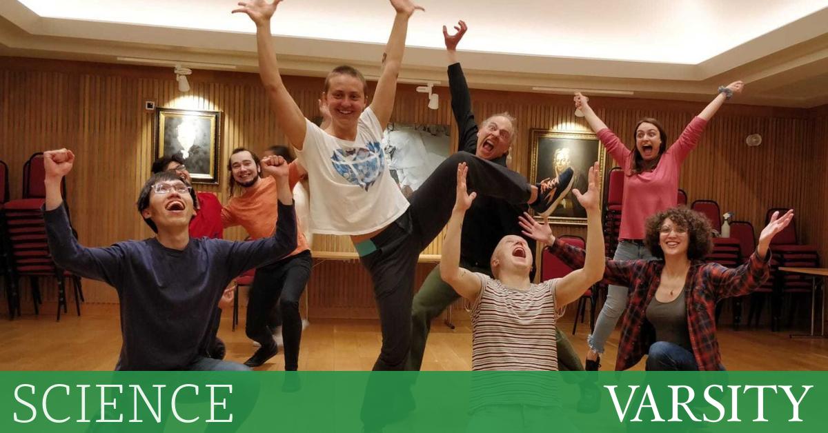 “愿意成为书呆子并享受美好时光”：剑桥科学喜剧场景的背后