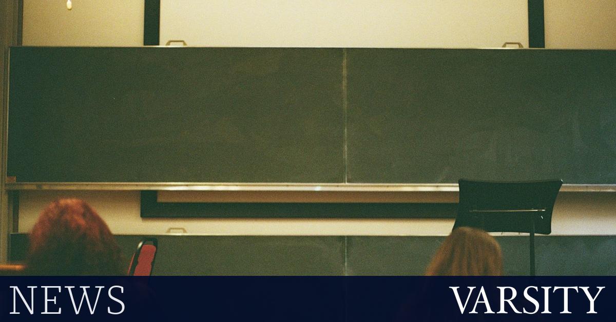 古典学教授未经同意给女学生“流口水之吻”