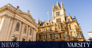 凯厄斯引用 EHRC 指南作为改变厕所标志的原因
